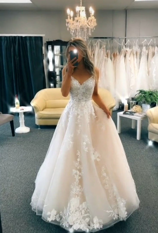 Hermoso vestido de novia blanco con escote en V y encaje, DP1378