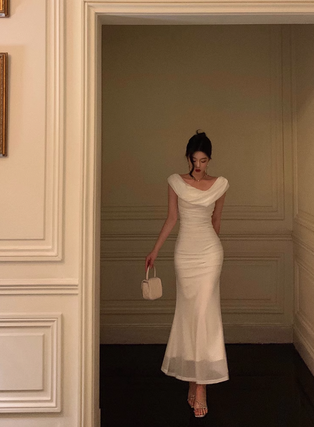 Vestido elegante blanco sin mangas con tirantes finos para cumpleaños número 23. Ideas para vestidos de cumpleaños para mujeres (DP1414).