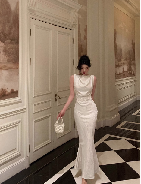 Elegante vestido de fiesta de cumpleaños número 23, blanco, floral, de satén, sin mangas. Ideas para vestidos de cumpleaños para mujeres (DP1416).