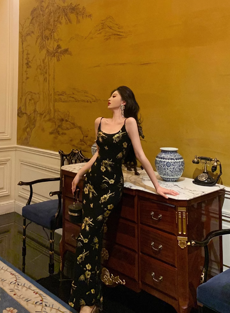 Elegante vestido negro floral de satén sin mangas para fiesta de cumpleaños número 23. Ideas de vestidos de cumpleaños para mujeres (DP1418)