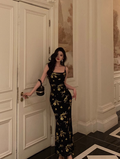 Elegante vestido negro floral de satén sin mangas para fiesta de cumpleaños número 23. Ideas de vestidos de cumpleaños para mujeres (DP1418)