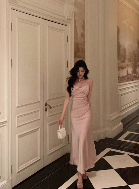 Vestido elegante de satén rosa con tirantes finos y sin mangas para celebrar el 23.º cumpleaños. Ideas para vestidos de cumpleaños para mujeres (DP1421).