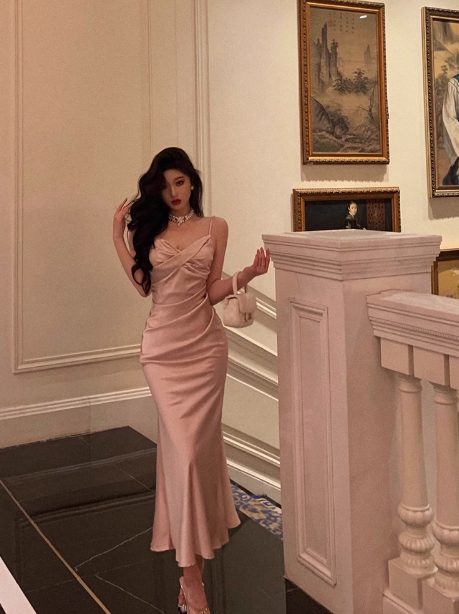 Vestido elegante de satén rosa con tirantes finos y sin mangas para celebrar el 23.º cumpleaños. Ideas para vestidos de cumpleaños para mujeres (DP1421).