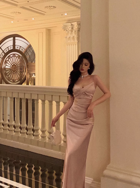 Vestido elegante de satén rosa con tirantes finos y sin mangas para celebrar el 23.º cumpleaños. Ideas para vestidos de cumpleaños para mujeres (DP1421).