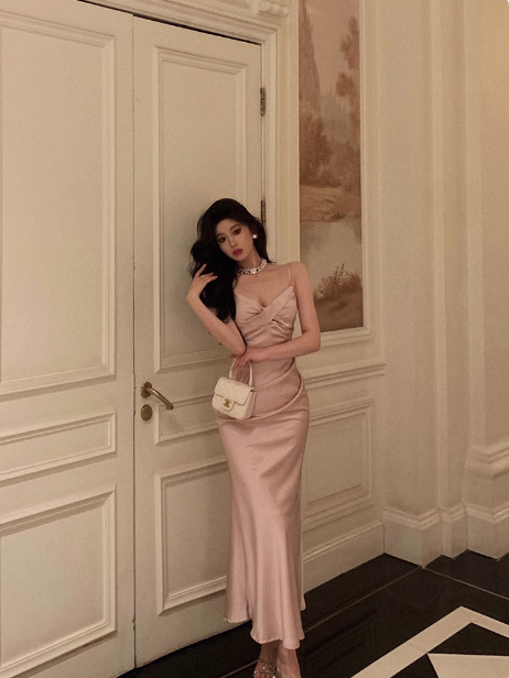 Vestido elegante de satén rosa con tirantes finos y sin mangas para celebrar el 23.º cumpleaños. Ideas para vestidos de cumpleaños para mujeres (DP1421).