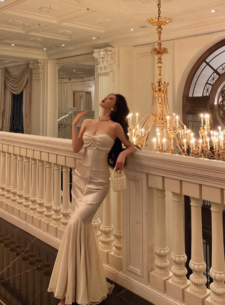 Elegante vestido blanco sin mangas con escote corazón y corte sirena para cumpleaños número 23. Ideas para vestidos de cumpleaños para mujeres (DP1426)