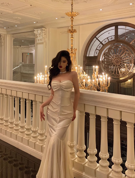 Elegante vestido blanco sin mangas con escote corazón y corte sirena para cumpleaños número 23. Ideas para vestidos de cumpleaños para mujeres (DP1426)