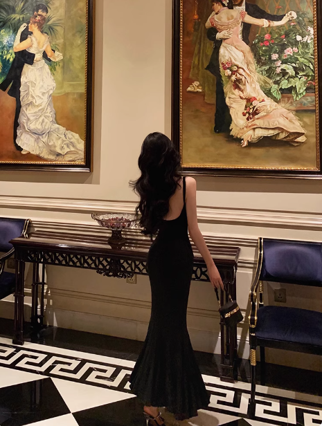 Elegante vestido negro de sirena cuadrado sin mangas para cumpleaños número 23. Ideas de vestidos de cumpleaños para mujeres DP1427