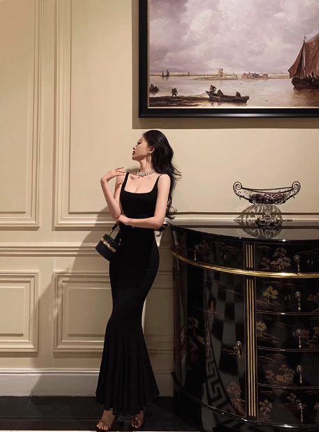 Elegante vestido negro de sirena cuadrado sin mangas para cumpleaños número 23. Ideas de vestidos de cumpleaños para mujeres DP1427