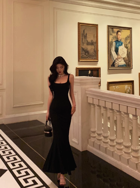 Elegante vestido negro de sirena cuadrado sin mangas para cumpleaños número 23. Ideas de vestidos de cumpleaños para mujeres DP1427