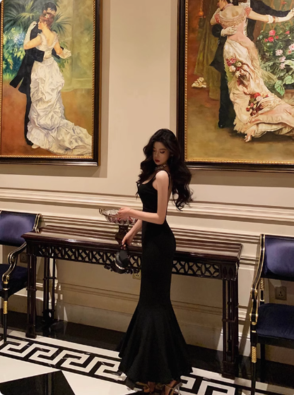Elegante vestido negro de sirena cuadrado sin mangas para cumpleaños número 23. Ideas de vestidos de cumpleaños para mujeres DP1427