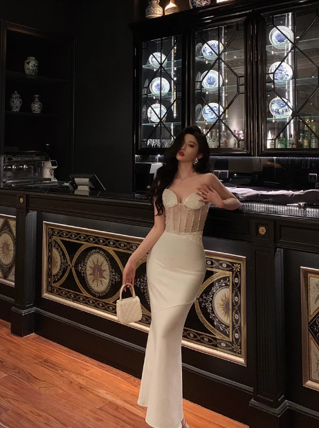 Vestido de fiesta de sirena sexy con escote corazón y cuentas blancas de satén para 21 cumpleaños, atuendos de cumpleaños, ideas para vestidos de cumpleaños para mujeres DP1467