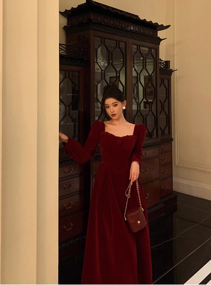 Elegante vestido burdeos de fiesta para cumpleaños número 23, corte A, mangas largas y cuadradas. Ideas para vestidos de cumpleaños para mujeres (DP1470).