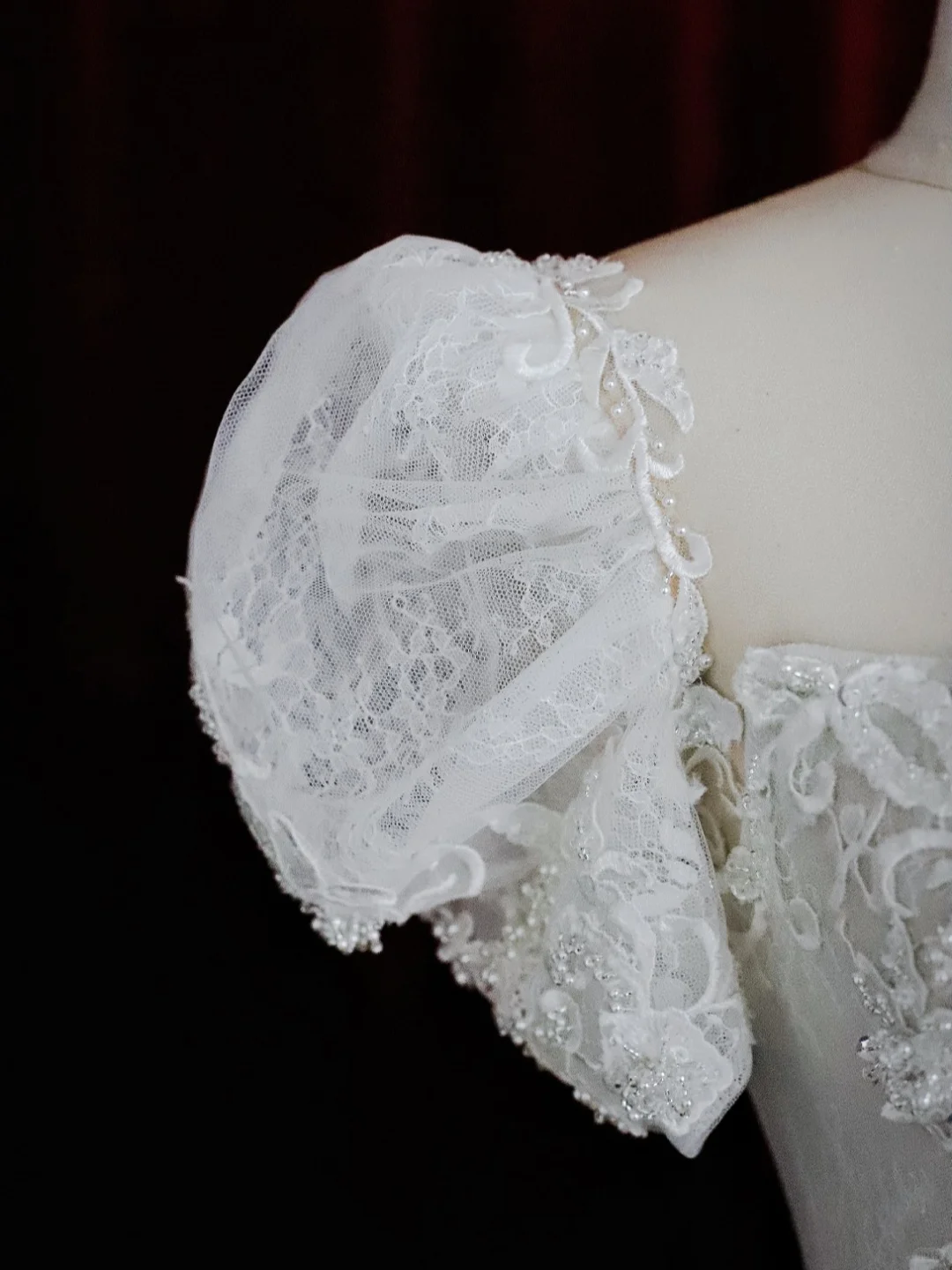 Vestidos de novia con brillo, corte corazón, mangas cortas y encaje, DP1491