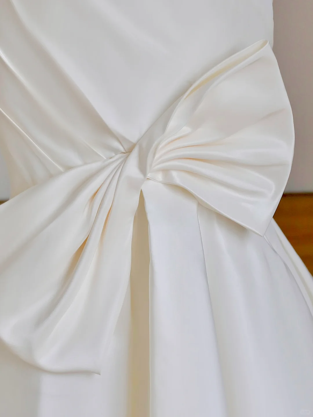 Vestido de novia sencillo de corte sirena con hombros descubiertos, de satén y mangas cortas, blanco, estilo minimalista, DP1549