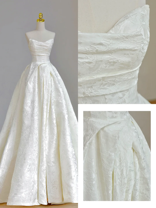 Hermoso vestido de novia con escote corazón y encaje color marfil DP1564