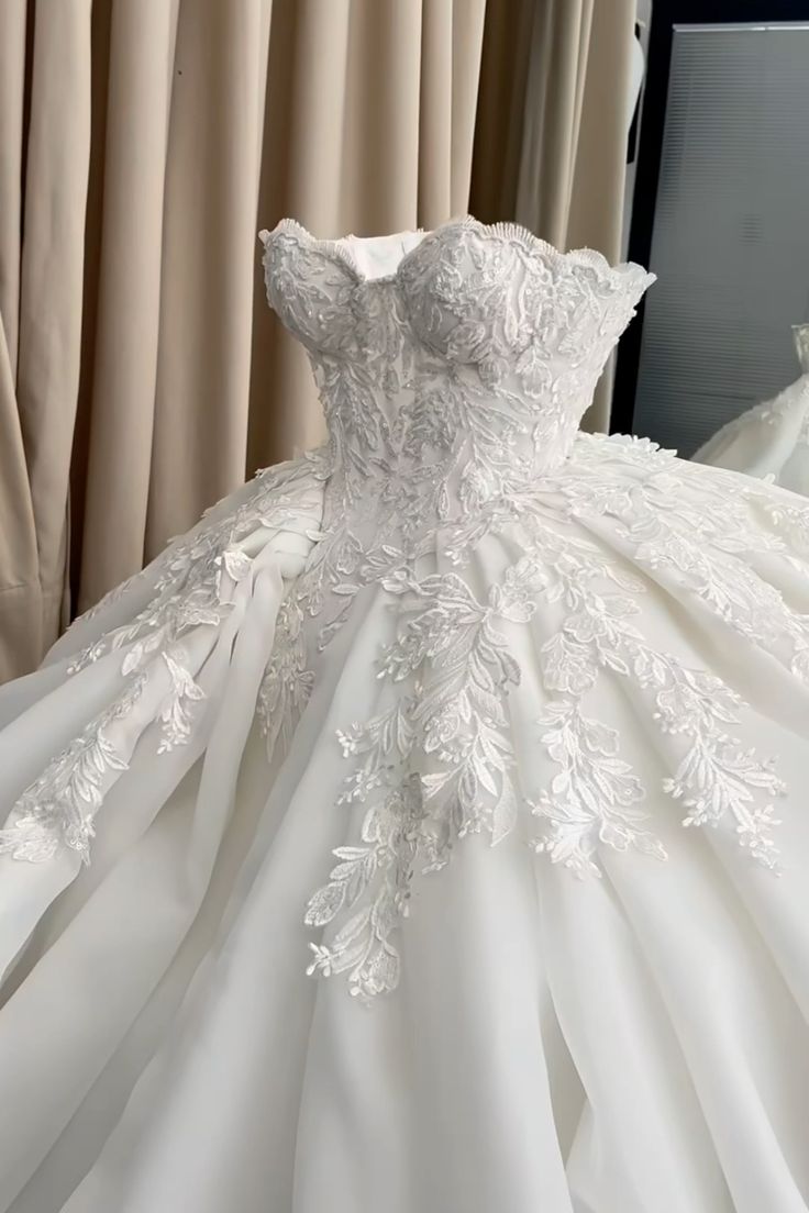 Elegante vestido de novia con escote corazón y encaje blanco, estilo minimalista, DP1593