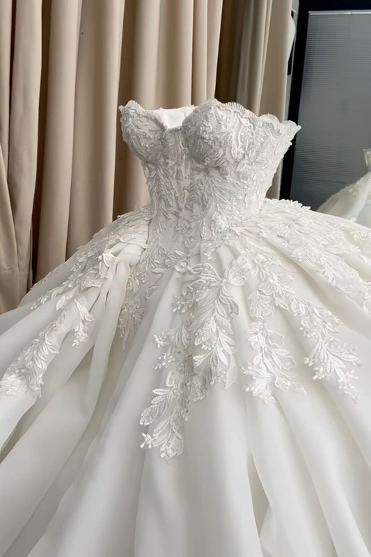 Elegante vestido de novia con escote corazón y encaje blanco, estilo minimalista, DP1593
