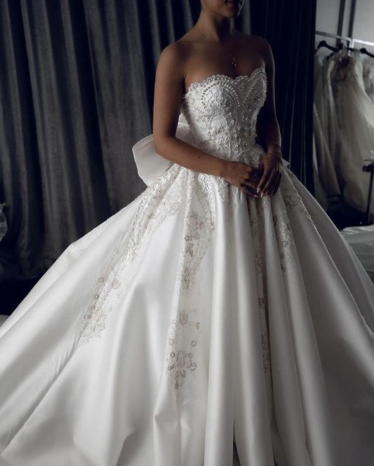 Elegante vestido de novia con escote corazón y encaje blanco, estilo minimalista, DP1594