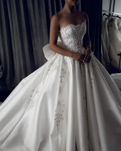 Elegante vestido de novia con escote corazón y encaje blanco, estilo minimalista, DP1594