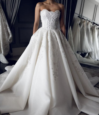 Elegante vestido de novia con escote corazón y encaje blanco, estilo minimalista, DP1594