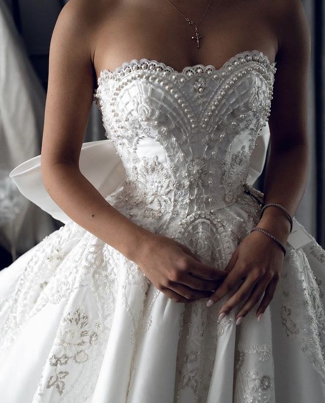 Elegante vestido de novia con escote corazón y encaje blanco, estilo minimalista, DP1594