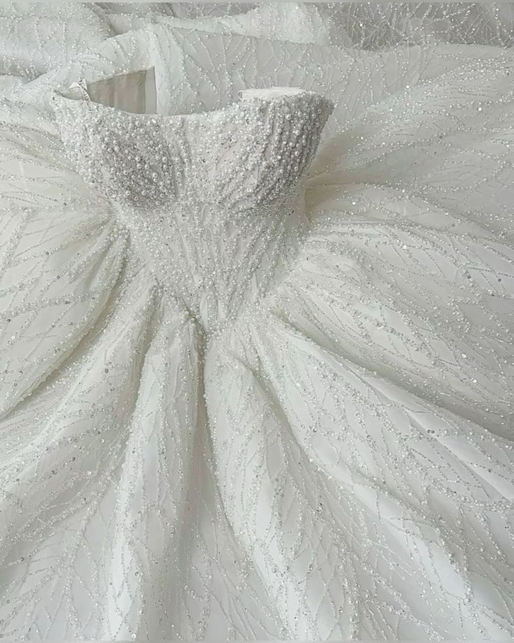 Elegante vestido de novia con escote corazón y lentejuelas blancas, minimalista, con perlas DP1607