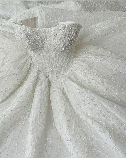 Elegante vestido de novia con escote corazón y lentejuelas blancas, minimalista, con perlas DP1607