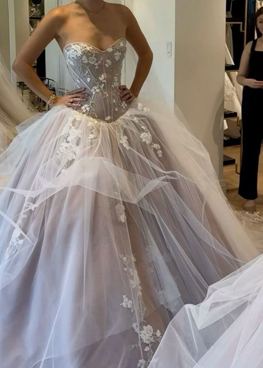 Elegante vestido de novia de tul blanco con escote corazón y perlas, estilo minimalista, DP1617
