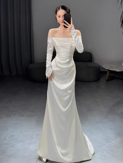 Vestido de novia romántico de corte sirena con hombros descubiertos y satén, estilo minimalista, DP1646