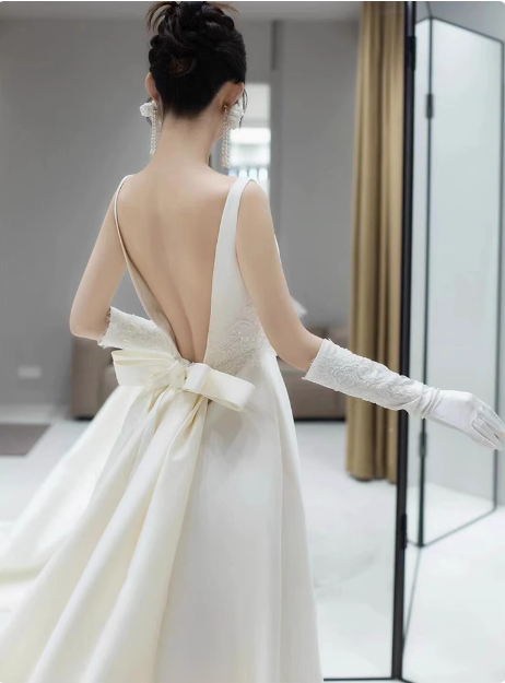 Vestido de novia clásico, corte A, escote redondo, satén blanco, estilo minimalista, DP1650