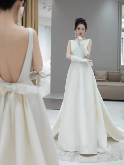 Vestido de novia clásico, corte A, escote redondo, satén blanco, estilo minimalista, DP1650