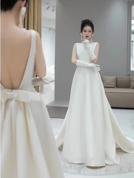 Vestido de novia clásico, corte A, escote redondo, satén blanco, estilo minimalista, DP1650