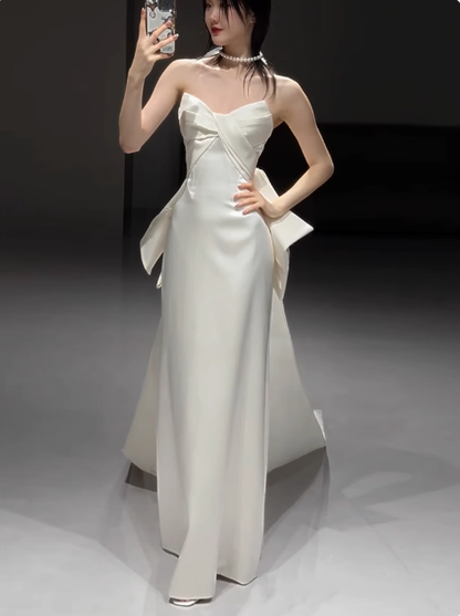 Vestido de novia clásico de corte sirena con escote corazón, satén blanco, estilo minimalista, DP1651