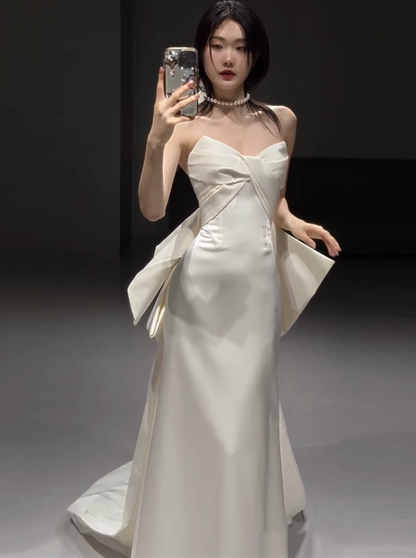 Vestido de novia clásico de corte sirena con escote corazón, satén blanco, estilo minimalista, DP1651