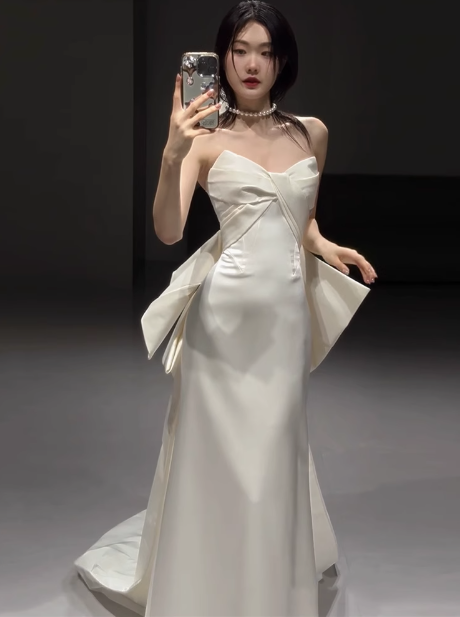 Vestido de novia clásico de corte sirena con escote corazón, satén blanco, estilo minimalista, DP1651