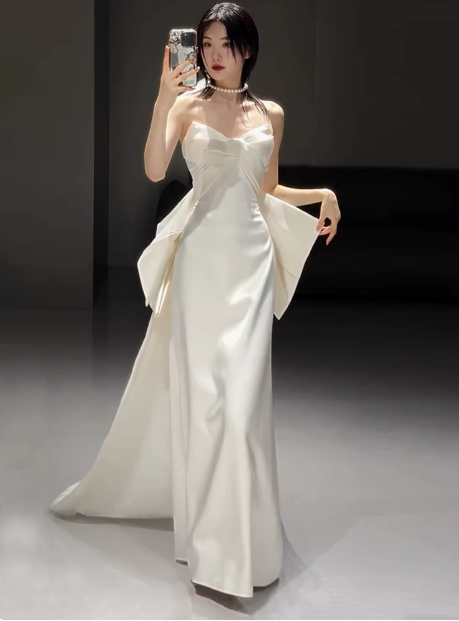 Vestido de novia clásico de corte sirena con escote corazón, satén blanco, estilo minimalista, DP1651