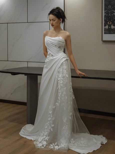 Vestido de novia clásico, corte tubo, un hombro, encaje, blanco, minimalista, DP1652