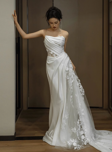 Vestido de novia clásico, corte tubo, un hombro, encaje, blanco, minimalista, DP1652