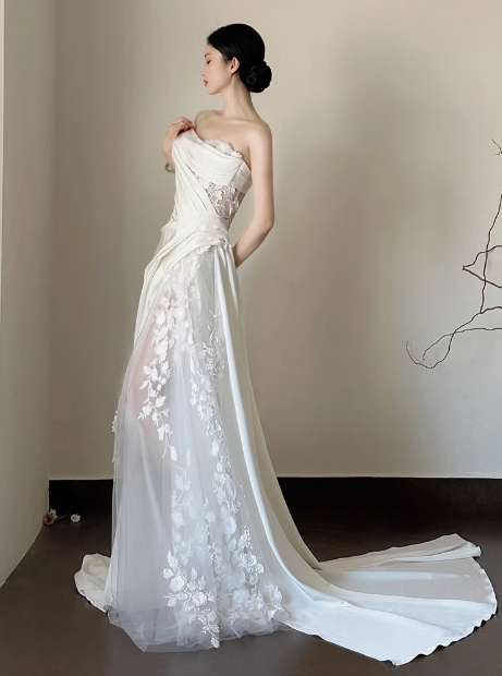 Vestido de novia clásico, corte tubo, un hombro, encaje, blanco, minimalista, DP1665