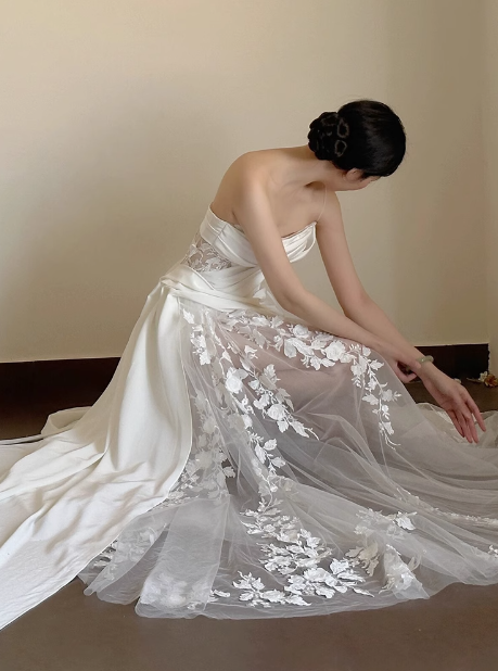 Vestido de novia clásico, corte tubo, un hombro, encaje, blanco, minimalista, DP1665