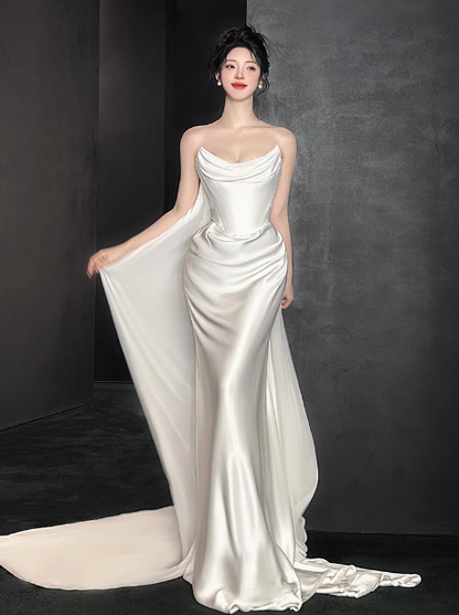 Vestido de novia romántico de corte sirena sin tirantes, de satén blanco, estilo minimalista, DP1668