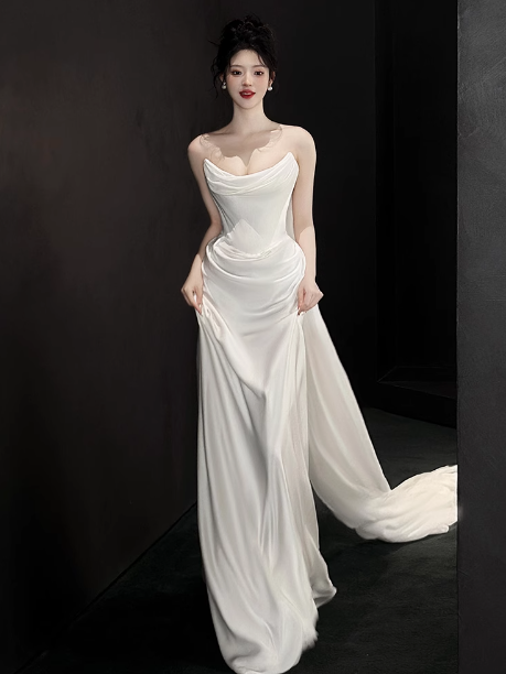 Vestido de novia romántico de corte sirena sin tirantes, de satén blanco, estilo minimalista, DP1668