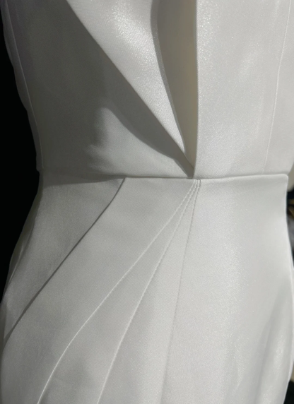 Vestido de novia clásico de corte sirena con escote corazón, satén blanco, estilo minimalista, DP1691