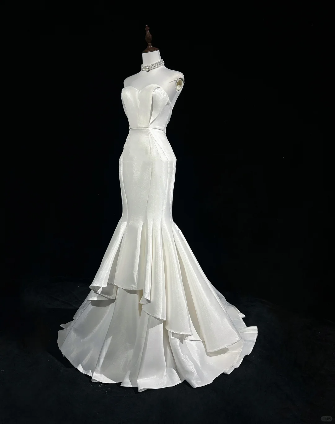 Vestido de novia clásico de corte sirena con escote corazón, satén blanco, estilo minimalista, DP1691