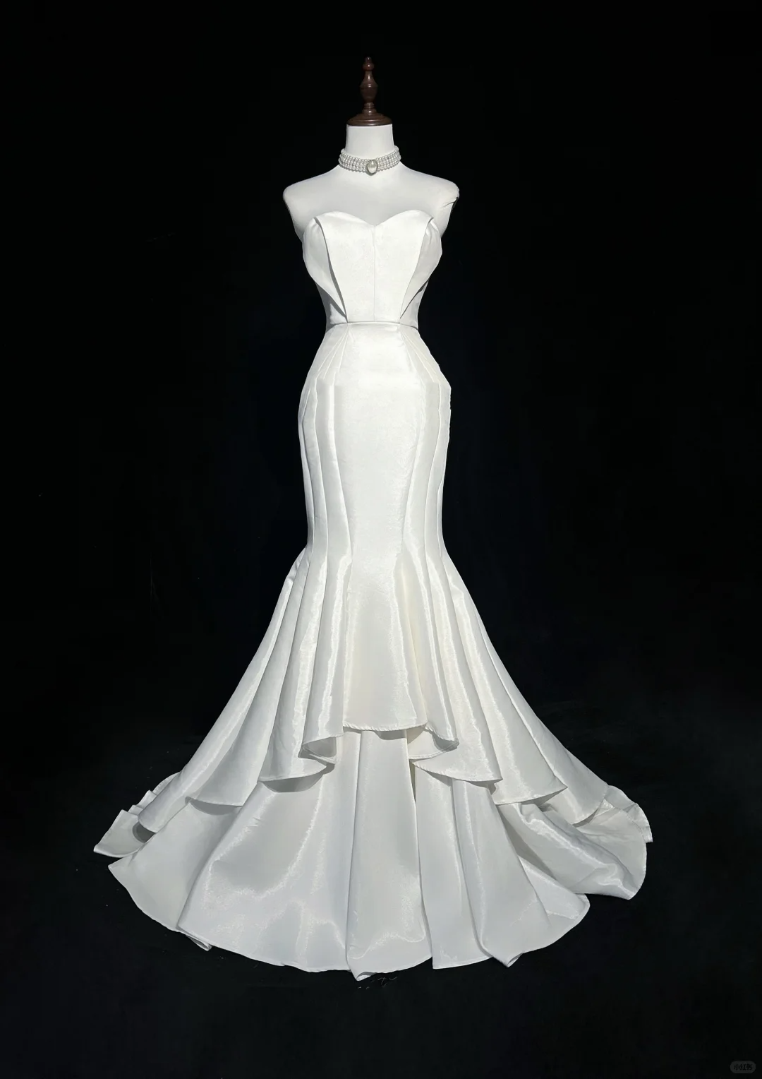 Vestido de novia clásico de corte sirena con escote corazón, satén blanco, estilo minimalista, DP1691