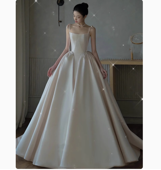 Hermoso vestido de novia de satén con tirantes finos, DP1799