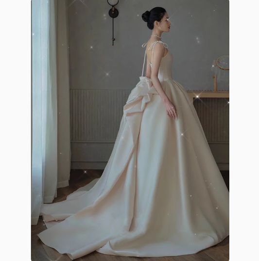 Hermoso vestido de novia de satén con tirantes finos, DP1799