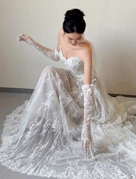Vestido de novia clásico, corte A, escote corazón, encaje, blanco, minimalista, DP1801