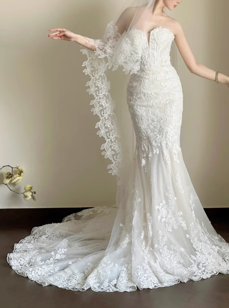 Vestido de novia clásico de corte sirena con escote corazón y encaje blanco, estilo minimalista, DP1806